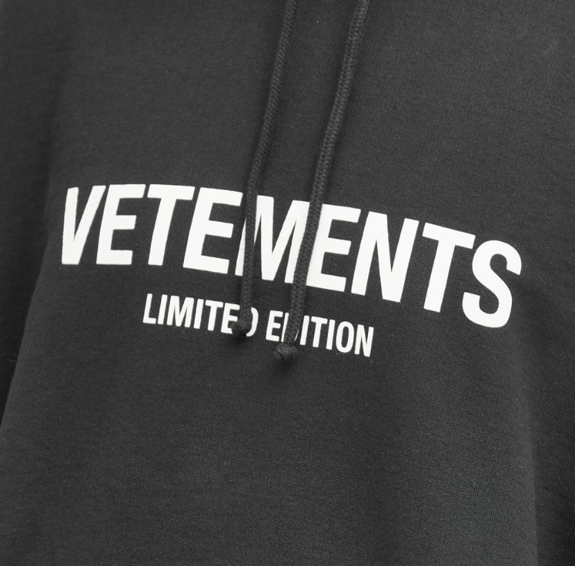 VETEMENTS LIMITED EDITION
LOGO HOODIE