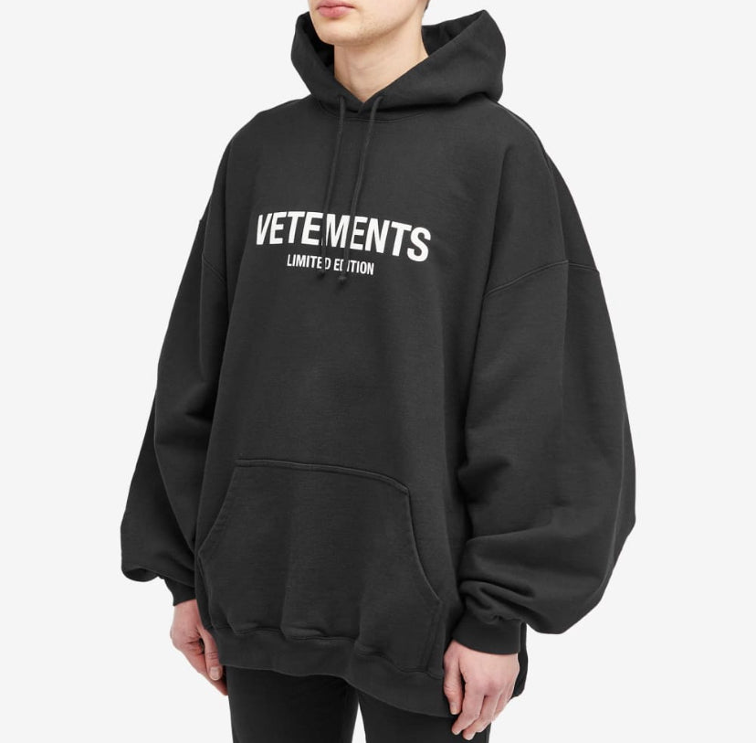 VETEMENTS LIMITED EDITION
LOGO HOODIE